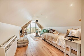 3 bedrooms, travel cot, WiFi - Two dog friendly holiday properties with hot tub - Keepers Homes (Cranham)