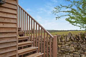 Property grounds - Two dog friendly holiday properties with hot tub - Keepers Homes (Cranham)