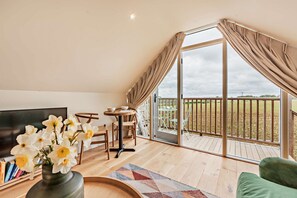 TV, fireplace - Two dog friendly holiday properties with hot tub - Keepers Homes (Cranham)