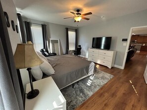 4 makuuhuonetta, työpöytä, silitysrauta/-lauta, ilmainen Wi-Fi