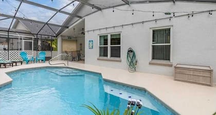 Tropical Views 4bdr Sleeps 8. Close to Parks!
