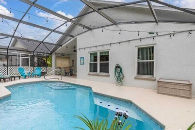 Tropical Views 4bdr Sleeps 8. Close to Parks!