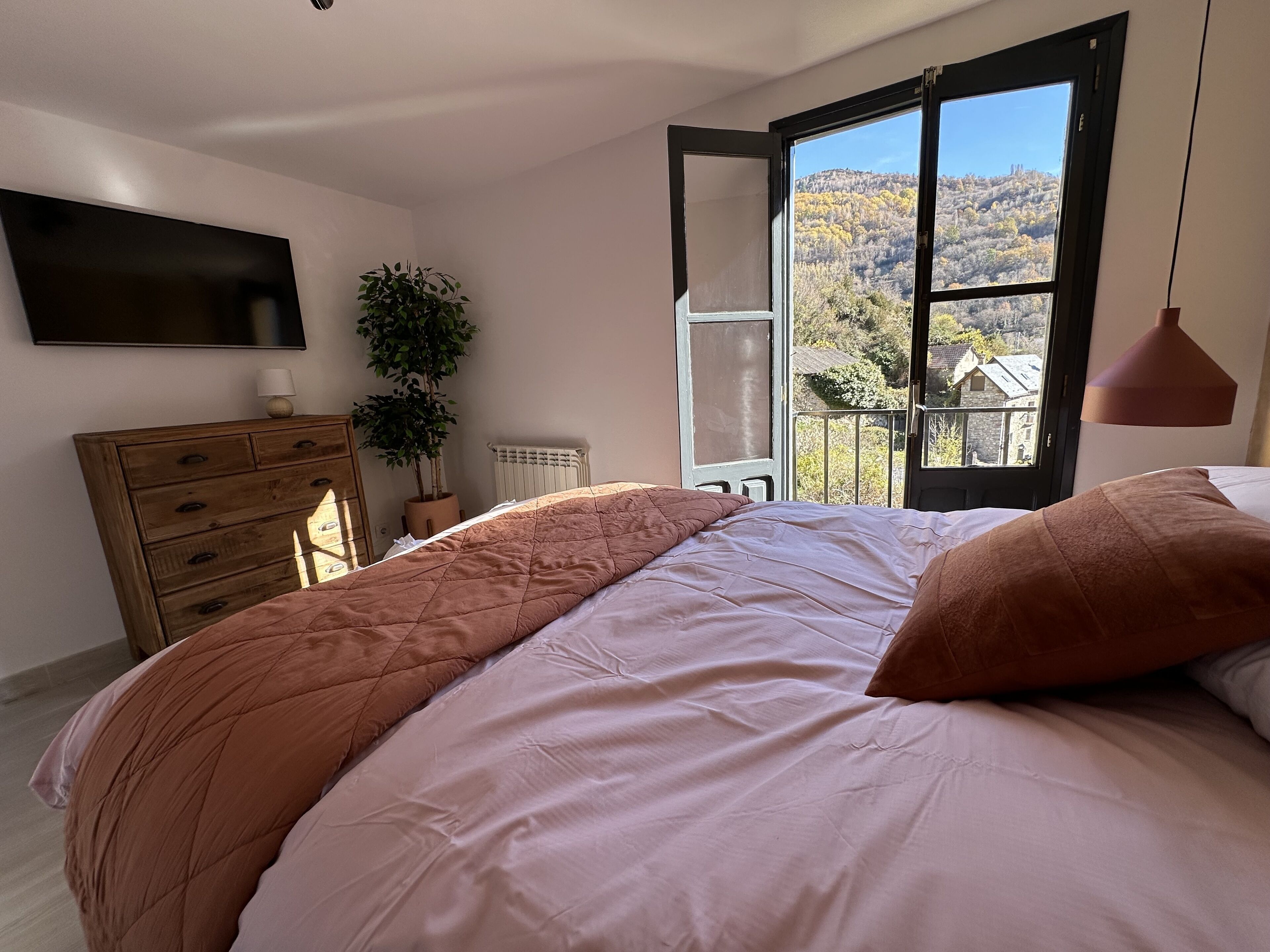 2 slaapkamers, een strijkplank/strijkijzer, reisbedje, gratis wifi