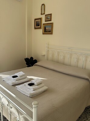 3 habitaciones, tabla de planchar con plancha, wifi y ropa de cama 