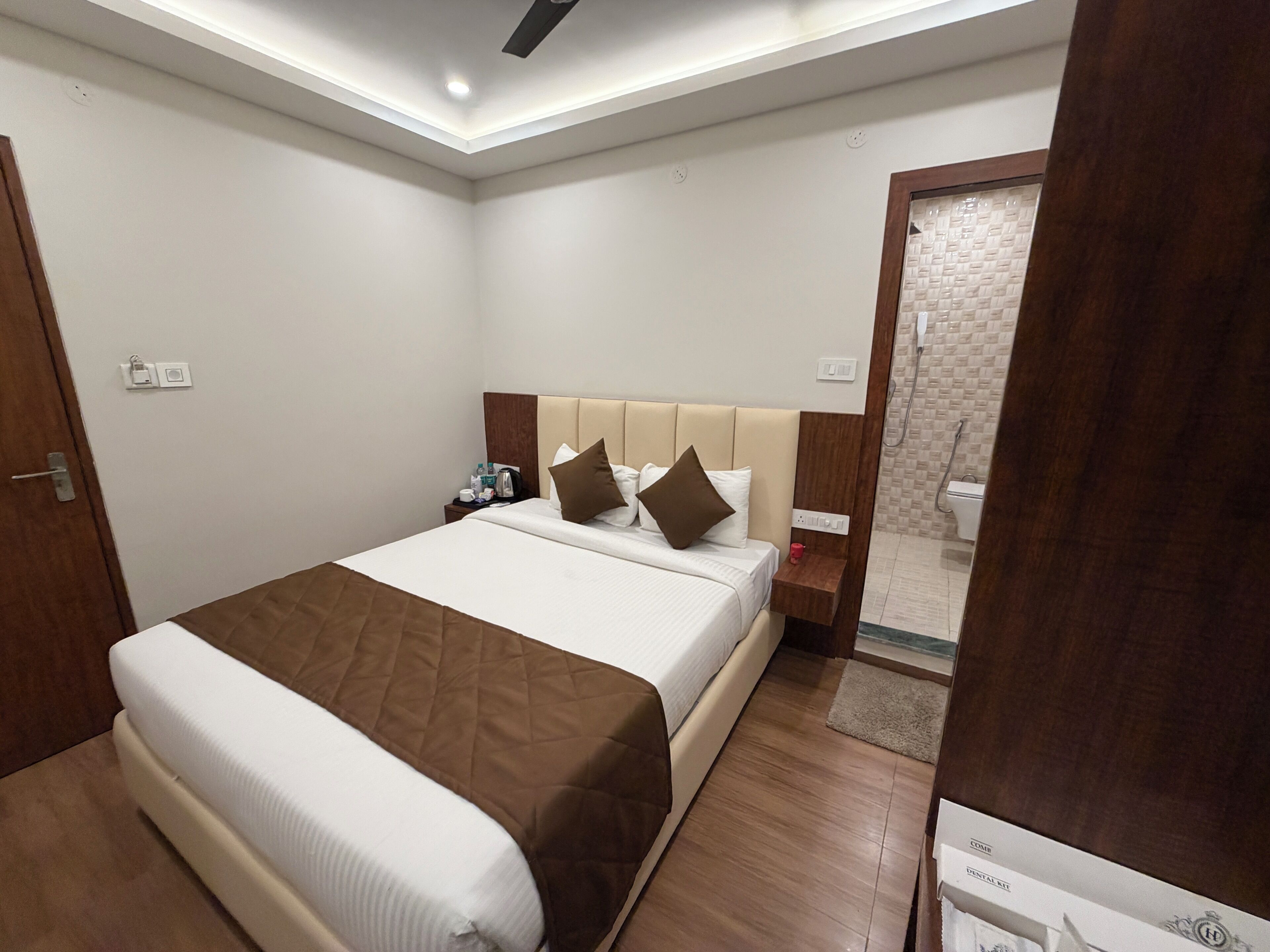 Room, 1 Double Bed, Non Smoking, Private Bathroom | In-room safe, desk, laptop workspace, soundproofing