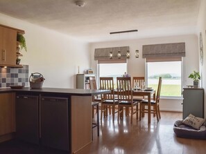 Dining - 3 bedroom accommodation in Sandside, near Milnthorpe (Sandside, near Milnthorpe)