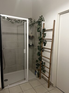 SĂšche-cheveux, serviettes fournies, papier toilette