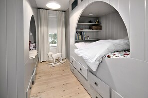 5 bedrooms, WiFi, bed sheets