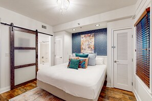 Tabla de planchar con plancha, internet y ropa de cama