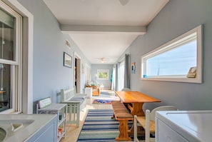 Dining - Virginia's Beach - Cozy Oceanfront Beach Cottage! (Surf City)