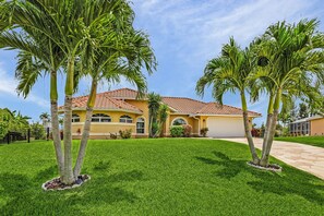 Property grounds - Family and pet friendly waterfront home with kayaks, bikes, home office and pool (Cape Coral)