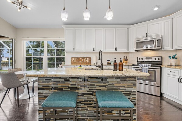 Fridge, microwave, oven, stovetop - Family and pet friendly waterfront home with kayaks, bikes, home office and pool (Cape Coral)