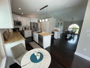 Fridge, microwave, oven, stovetop - Family and pet friendly waterfront home with kayaks, bikes, home office and pool (Cape Coral)