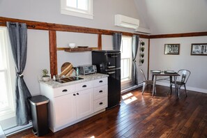 Réfrigérateur, micro-ondes, plaque de cuisson, lave-vaisselle