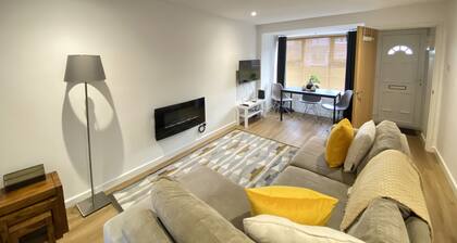Cosy Apartment In the Royal Sutton Coldfield Perfect for Families, Contractors