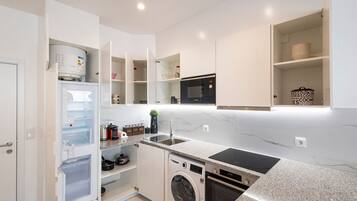 Een koelkast, een microgolfoven, een oven, een kookplaat