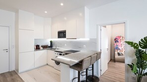 Kühlschrank, Mikrowelle, Ofen, Herdplatte