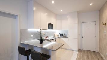 Kühlschrank, Mikrowelle, Ofen, Herdplatte