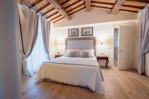 6 habitaciones, tabla de planchar con plancha, cuna de viaje y wifi