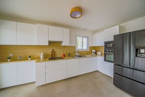 Fridge, microwave, oven, stovetop - Villa L Villa Neuve Idéal en Famille ou Entre Amis (Prunelli-di-Fiumorbo)
