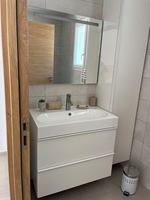 Shower, hair dryer, soap, toilet paper - Villa L Villa Neuve Idéal en Famille ou Entre Amis (Prunelli-di-Fiumorbo)