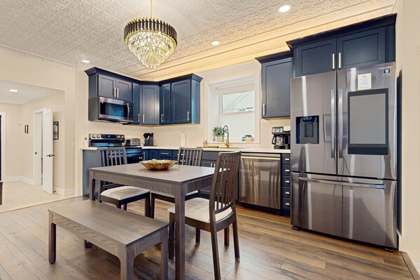 Réfrigérateur, micro-ondes, four, plaque de cuisson