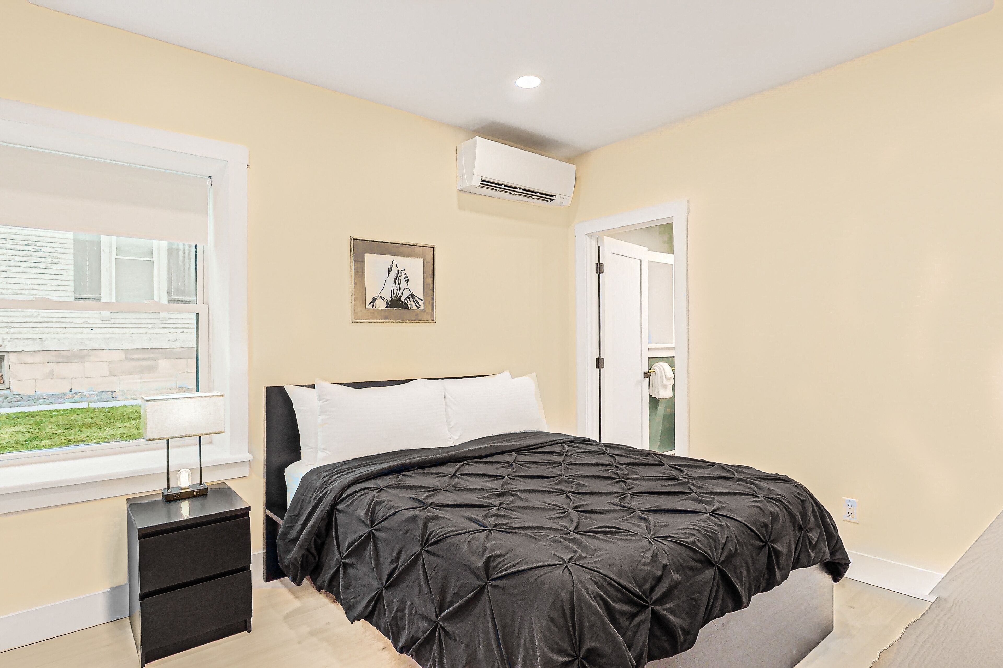 3 bedrooms, desk, internet, bed sheets