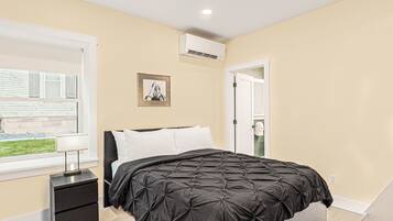 3 bedrooms, desk, internet, bed sheets