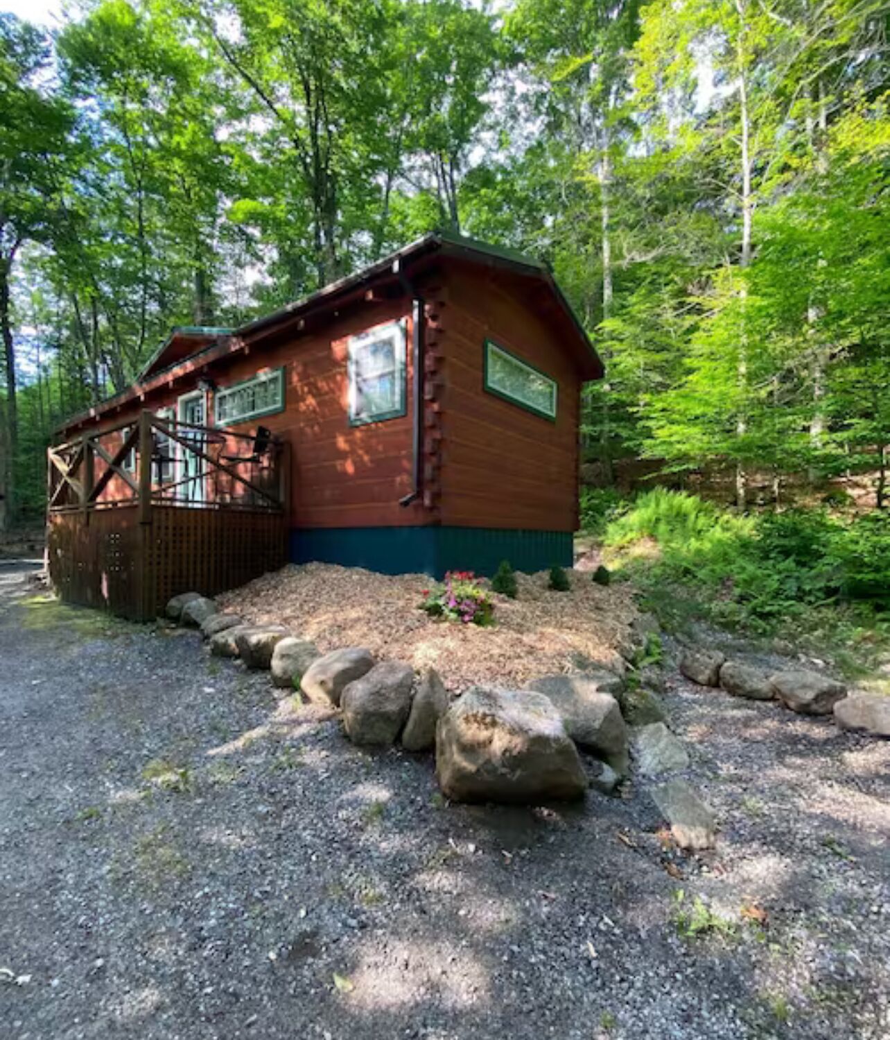 Cozy 2-bedroom cabin with Lake Colby beach access