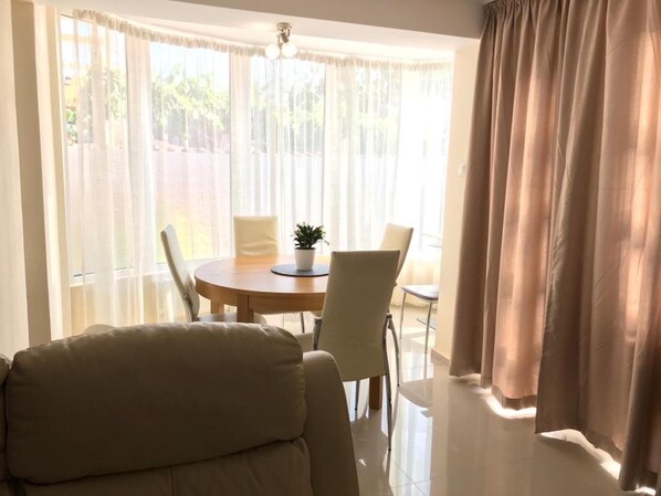 Dining - Beautiful 2 Bed Yellow House in Bucharest (Bucharest)