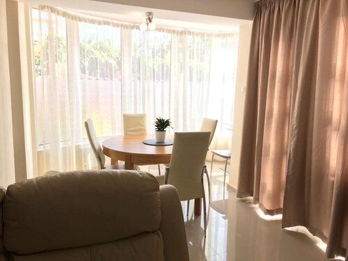 Beautiful 2 Bed Yellow House in Bucharest