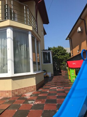 Property grounds - Beautiful 2 Bed Yellow House in Bucharest (Bucharest)