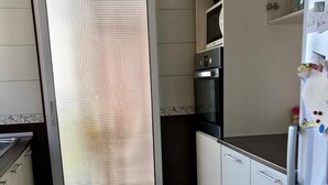 ثلاجة، ميكروويف، فرن، موقد طهي مسطح
