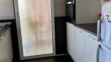 Lemari es, microwave, oven, dan kompor