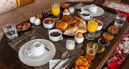 Yanis Guest House