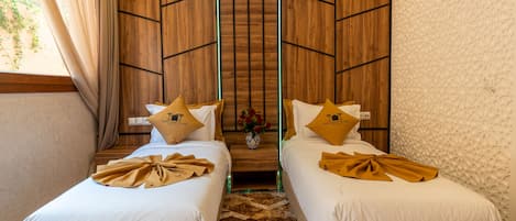 Chambre Confort Double ou avec lits jumeaux | 1 chambre, coffres-forts dans les chambres, fer et planche à repasser