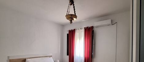 2 chambres, coffres-forts dans les chambres, bureau