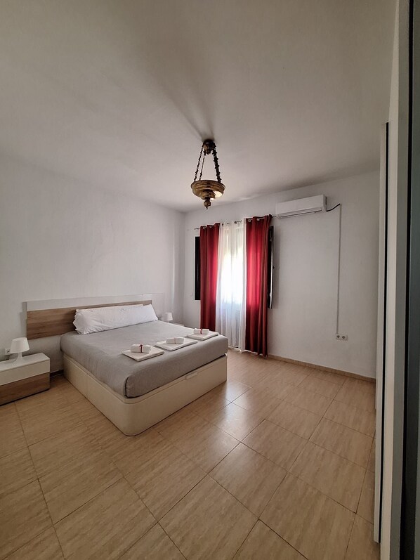 2 slaapkamers, een kluis op de kamer, een bureau