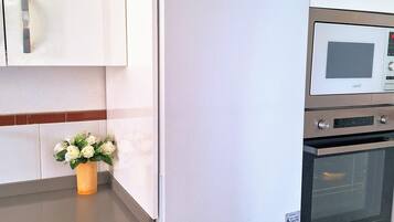 Frigorífico, microondas, horno y placa de cocina