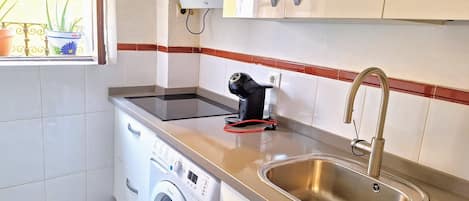 Réfrigérateur, four à micro-ondes, un four, surface de cuisson