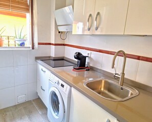 Een koelkast, een magnetron, een oven, een kookplaat