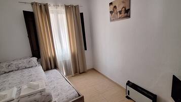 2 habitaciones, caja de seguridad en la habitación y escritorio