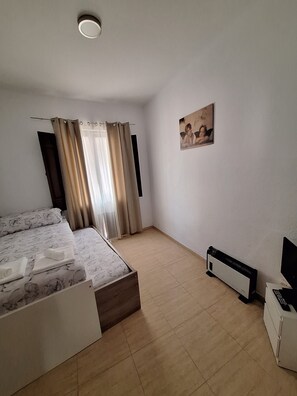2 habitaciones, caja de seguridad en la habitación y escritorio 