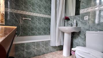 Een haardroger, handdoeken, zeep, shampoo