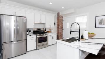 Full-size fridge, microwave, oven, stovetop
