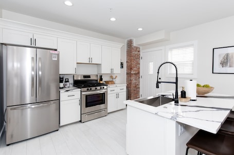 Full-size fridge, microwave, oven, stovetop
