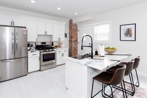 Condo, 1 quarto | Cozinha privada | Geladeira grande, micro-ondas, fogão, cooktop