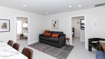 Familienapartment, 2 Schlafzimmer | Wohnbereich