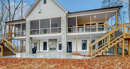 Stunning lakefront oasis with a kayak, large deck, games, & tranquil views