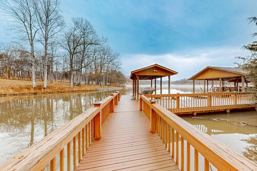 Stunning lakefront oasis with a kayak, large deck, games, & tranquil views
